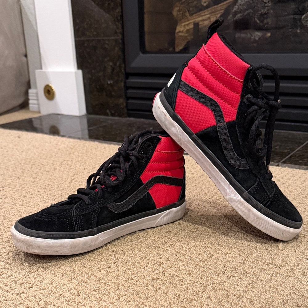 2017
The North Face x Vans Sk8-Hi 46 MTE DX 'Red'
